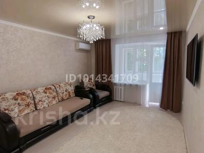2-комнатная квартира · 60 м² · 1/5 этаж, Толстого 72 — Курмангазы -Мухита за 15 000 ₸ в Уральске, мкр Школьник