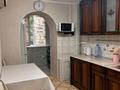 2-бөлмелі пәтер · 60 м² · 1/5 қабат, Толстого 72 — Курмангазы -Мухита, бағасы: 15 000 ₸ в Уральске, мкр Школьник — фото 8