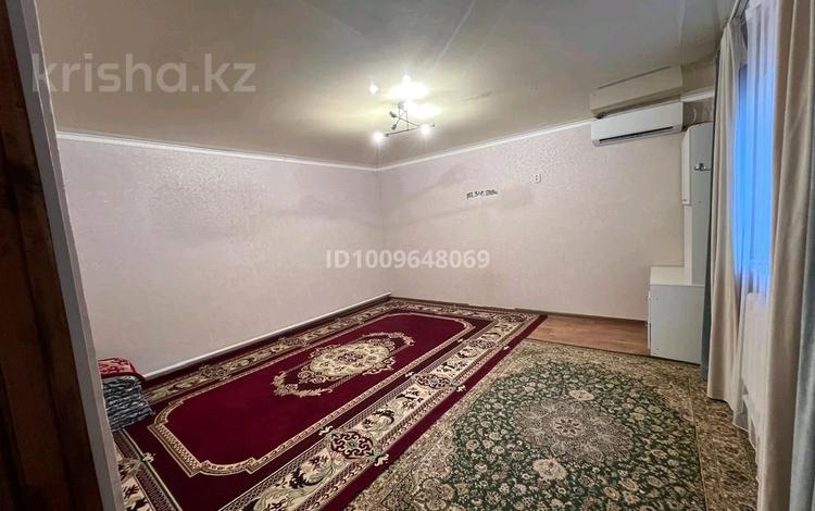 Отдельный дом · 2 комнаты · 70 м², мкр Оркен, Акын Сара 7 за 130 000 〒 в Атырау — фото 2