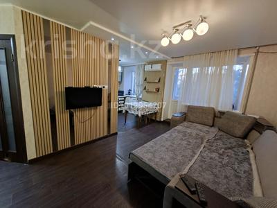 2-комнатная квартира · 47.7 м² · 3/5 этаж, Бауыржана Момышулы 10 — Круглосуточная центральная Аптека, центральная площадь, центральный парк, магазин MARWIN, Медицинский Универ, и Универ Алихана Букейхана за 280 000 ₸ в Семее