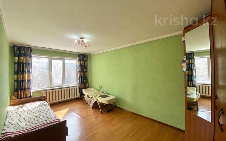3-комнатная квартира, 67 м², 4/5 этаж, мкр Аксай-2 3/1 за 32.5 млн 〒 в Алматы, Ауэзовский р-н — фото 2
