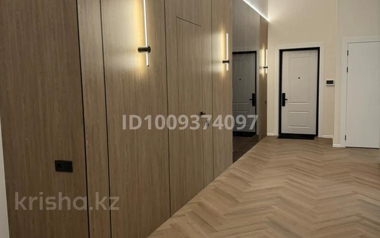 4-комнатная квартира · 221.7 м² · 2/18 этаж, Динмухамеда Кунаева 8а за 230 млн ₸ в Астане, Есильский р-н — фото 2