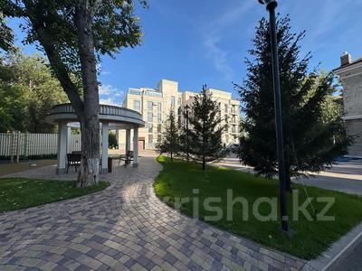 6-комнатная квартира · 244 м² · 5/5 этаж, Мичурина 11/12 — Гостиничный комплекс Чайка за 260 млн 〒 в Караганде, Казыбек би р-н