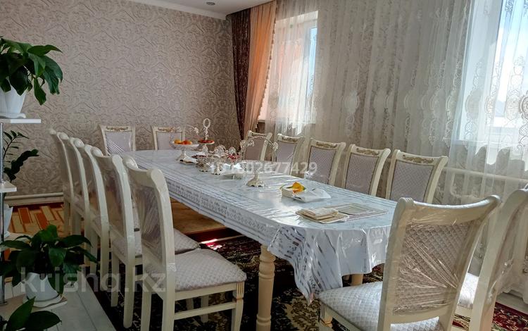 Отдельный дом · 4 комнаты · 120 м² · 8 сот., Яблочная 5 пер. 48 — Возле Южной подстанций,рядом школа 26 10минут езды,поликлиника рядом,маршруты 15прям вдоль дороги находится остоновка. за 30 млн ₸ в Таразе — фото 2