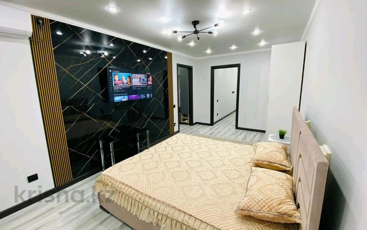 2-комнатная квартира · 60 м² · 2/5 этаж, Абая 64 — Центр район Школьник 7 школа за 250 000 ₸ в Уральске, мкр Школьник — фото 2