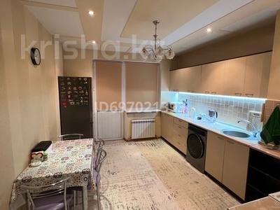 2-комнатная квартира, 90 м², 7/15 этаж помесячно, мкр Жетысу-3 52 за 360 000 〒 в Алматы, Ауэзовский р-н