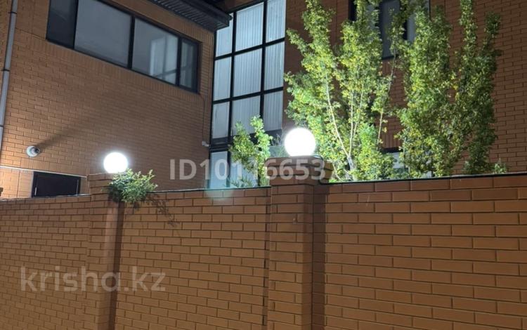 Жеке үй · 7 бөлме · 360 м² · 16 сот., мкр Самал, Ер Қосай ұлы Пыштанай батыра — Угол 18 и 9 улиц, бағасы: 86 млн ₸ в Атырау — фото 3