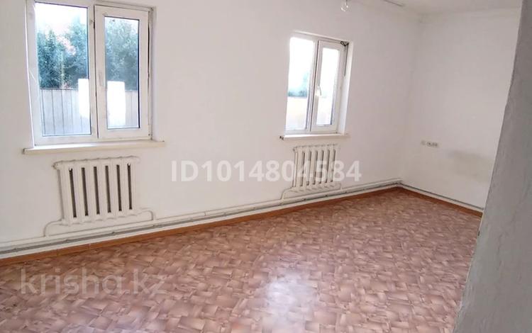 2-бөлмелі пәтер · 100 м², мкр Аксай, Достык участок — Жолдын бойында, бағасы: 80 000 ₸ в Атырау — фото 2
