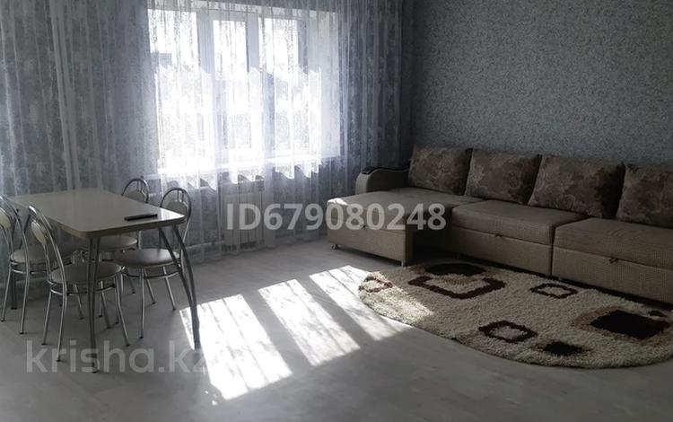 3-комнатная квартира, 79 м², 4/5 этаж посуточно, Ауэзова 102 за 12 000 〒 в Щучинске — фото 2