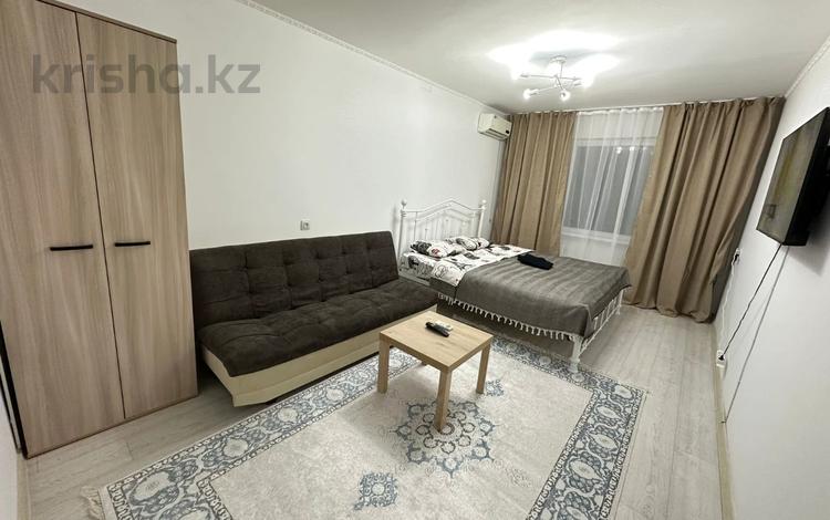 1-комнатная квартира, 30 м², 1 этаж посуточно, Азаттык 129 за 10 000 〒 в Атырау, мкр Жилгородок — фото 2