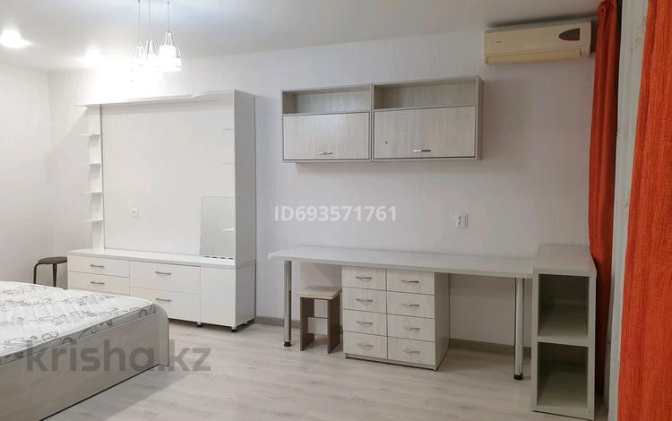 1-комнатная квартира, 34 м², 2/5 этаж помесячно, Льва Толстого 6 — Район Пристань