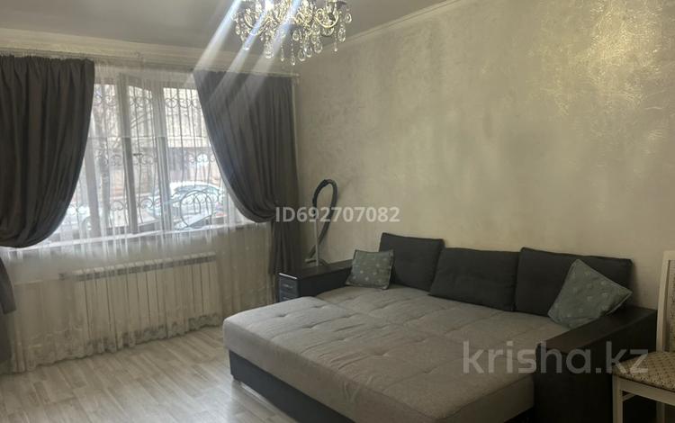 1-комнатная квартира, 36 м², 1/5 этаж помесячно, Абдуллиных 43 — Айтеке би за 300 000 〒 в Алматы, Медеуский р-н — фото 2