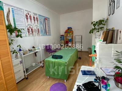 Свободное назначение, салоны красоты, медцентры и аптеки, кабинеты и рабочие места, студии · 200 м² за 100 000 〒 в Атырау, мкр Центральный