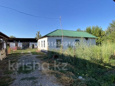 Отдельный дом · 2 комнаты · 90 м² · 25 сот., Достық 1Б — Адрес: село Базаркельды, ул. Достық 1Б. Ориентир: заезжаете в село — сразу первый дом слева после таблички “Базаркельды”. за 15 млн ₸