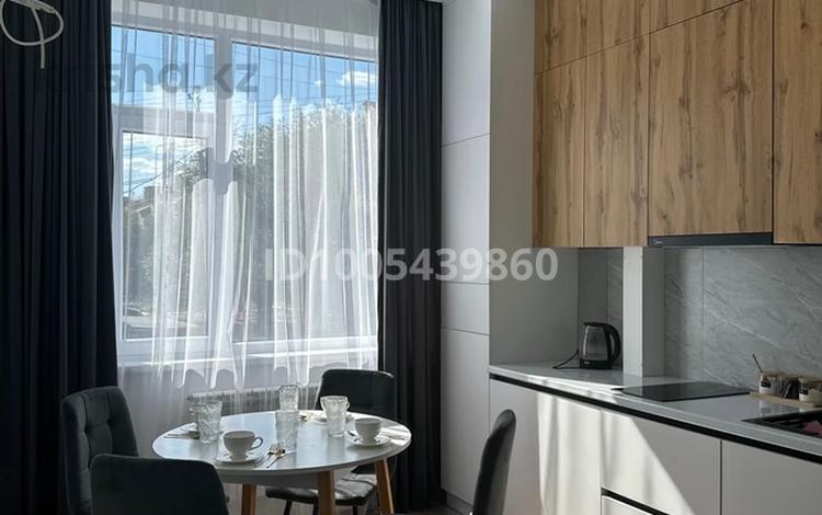 1-бөлмелі пәтер · 45 м² · 1/9 қабат, Центральный ш/а., Дружбы 14, бағасы: 15 000 ₸ в Атырау, мкр Центральный — фото 2
