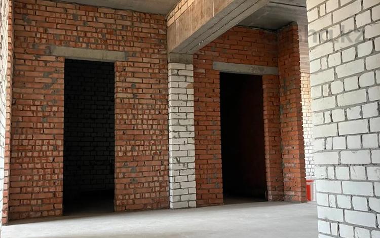 3-комнатная квартира · 118.7 м² · 1/3 этаж, мкр Старый Аэропорт, Улица Шапетова Коспанов 15 за 39.2 млн ₸ в Уральске — фото 2