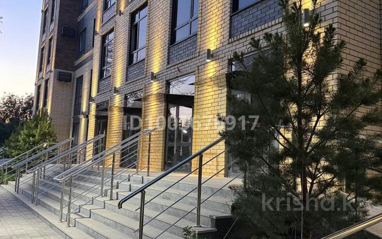 Офисы, магазины и бутики, салоны красоты, медцентры и аптеки, кабинеты и рабочие места · 74.2 м² за 750 000 〒 в Караганде, Казыбек би р-н — фото 2