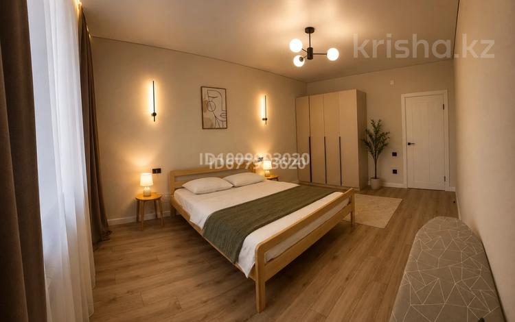 3-комнатная квартира · 100 м² · 1/9 этаж, Молдавская — 2 кровати, 2 дивана , кондиционер за 30 000 ₸ в Уральске — фото 93