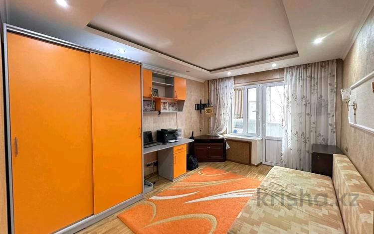 4-комнатная квартира, 85 м², 2/5 этаж, мкр Аксай-3А за 50 млн 〒 в Алматы, Ауэзовский р-н — фото 10