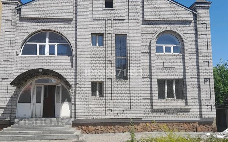 Отдельный дом • 6 комнат • 470 м² • 8 сот., Дулатова 112 за 85 млн 〒 в Семее — фото 2
