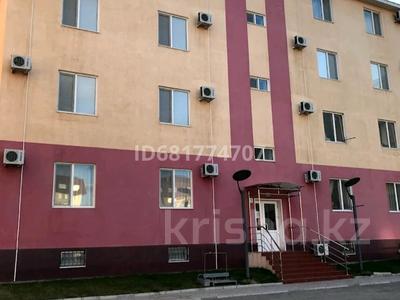 2-комнатная квартира, 50 м², 2/4 этаж помесячно, Бинеш Жарбосынова 84/1 за 200 000 〒 в Атырау