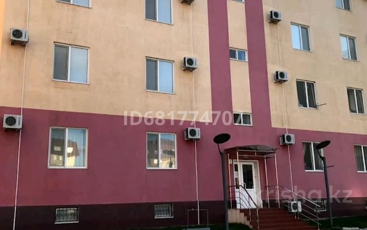 2-комнатная квартира, 50 м², 2/4 этаж помесячно, Бинеш Жарбосынова 84/1 за 200 000 〒 в Атырау — фото 2