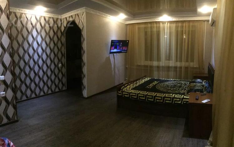 1-комнатная квартира, 33 м², 1 этаж по часам, Бухар жырау 56 — Абдирова за 1 000 〒 в Караганде, Казыбек би р-н — фото 2
