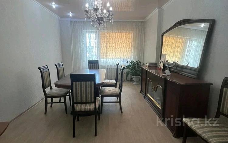 3-бөлмелі пәтер · 90 м² · 13/16 қабат, Шахтеров 60, бағасы: 40 млн ₸ в Караганде, Казыбек би р-н — фото 2