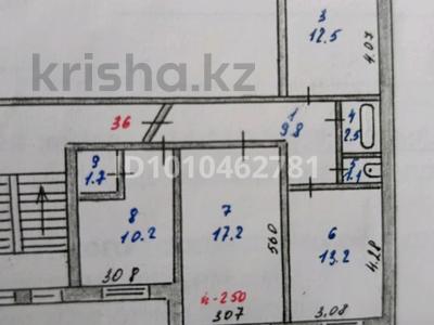3-бөлмелі пәтер · 70.2 м² · 4/5 қабат, Ауэзова 36 — Центр города, бағасы: 15 млн ₸ в Аксу