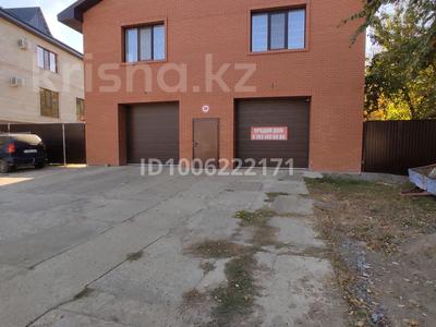 Отдельный дом · 5 комнат · 310 м², мкр Омега, Есенжанова 94 — Самал 2 за 1.2 млн 〒 в Уральске