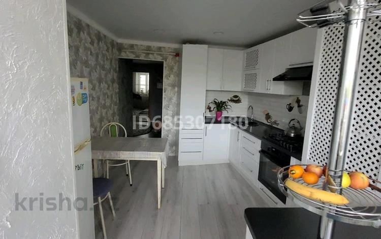 2-комнатная квартира, 59 м², 2/5 этаж, мкр 11 — ТД &quot;Нектрар&quot; за ~ 20 млн 〒 в Актобе, мкр 11 — фото 3