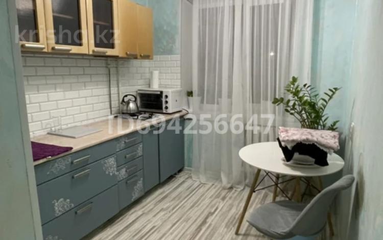 2-комнатная квартира · 48 м² · 3/5 этаж, мкр 4 14 за 180 000 ₸ в Уральске — фото 2