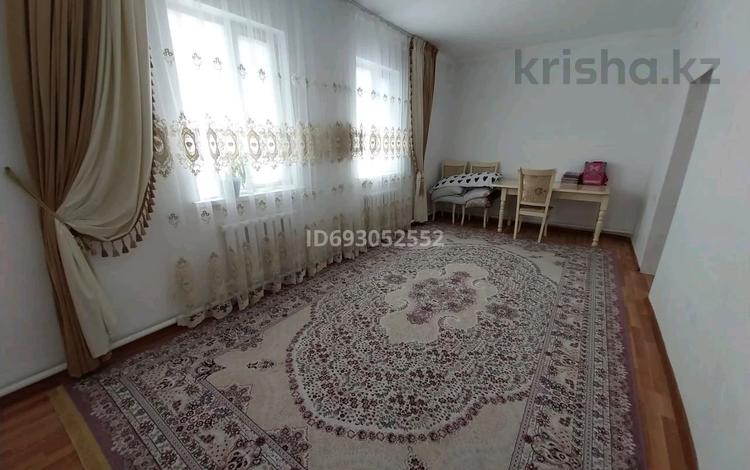 3-бөлмелі үй тәулігіне, 78 м², Худина 19 — Жарбосынова, бағасы: 12 000 〒 в Атырау — фото 2