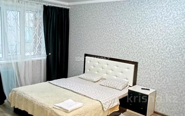1-комнатная квартира, 45 м², 1/5 этаж посуточно, Гоголя за 8 000 〒 в Караганде, Казыбек би р-н — фото 6