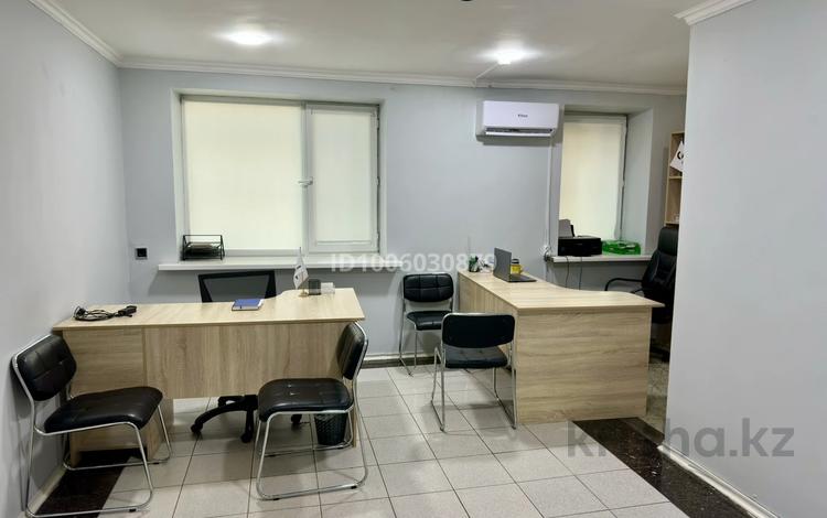 Офисы, магазины и бутики, салоны красоты, медцентры и аптеки, образование, кабинеты и рабочие места, студии · 80 м² за 400 000 〒 в Таразе — фото 2