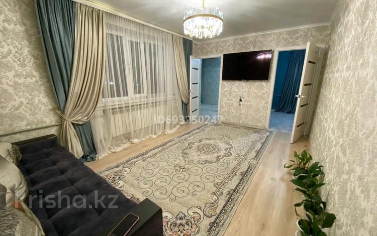 3-комнатная квартира, 60 м², 5/5 этаж помесячно, Мкр Самал 18 за 150 000 〒 в Талдыкоргане, мкр Самал — фото 2