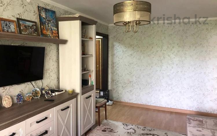 3-комнатная квартира, 60 м², 1/4 этаж, мкр №6 8 — Абая