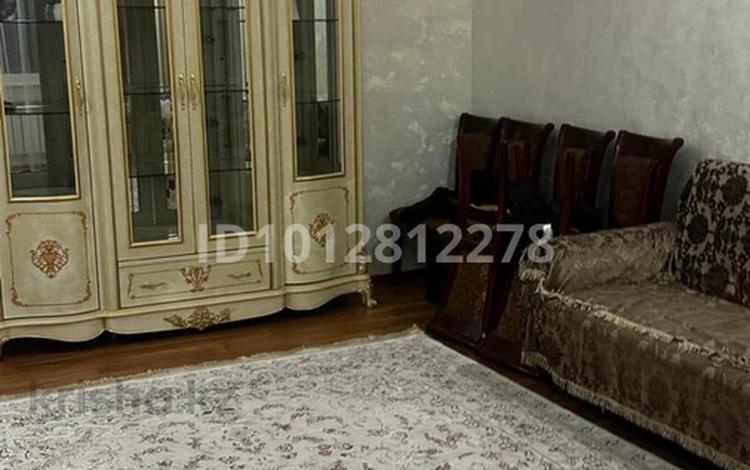 2-комнатная квартира · 79 м² · 7/9 этаж, мкр Аксай-1А 17 за 300 000 ₸ в Алматы, Ауэзовский р-н — фото 2