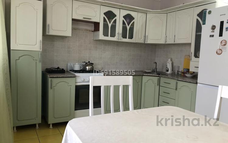 3-комнатная квартира · 80 м² · 5/9 этаж, мкр Кунаева 55 за 200 000 ₸ в Уральске — фото 2
