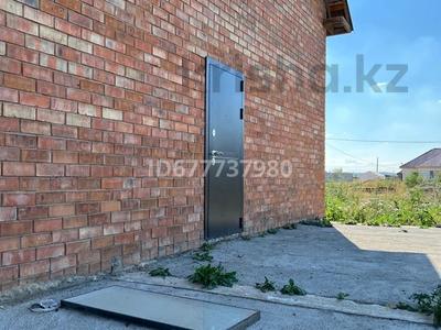 Отдельный дом · 6 комнат · 200 м² · 10 сот., Микрорайон Болашак улица Акниет 17 за 39 млн 〒 в Усть-Каменогорске