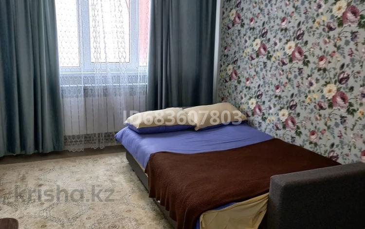 1-комнатная квартира, 33 м², 3/3 этаж посуточно, мкр Калкаман-2 28 за 10 000 〒 в Алматы, Наурызбайский р-н — фото 2