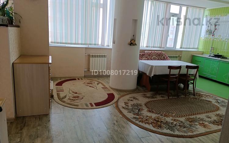 1-комнатная квартира · 54 м² · 9/10 этаж, мкр. Алтын орда, Пр-т А.Молдагкловой 58 — Жил.комплекс Емшан за 150 000 〒 в Актобе — фото 2