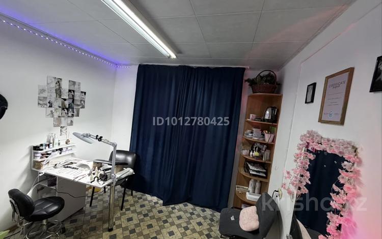 Салоны красоты, кабинеты и рабочие места · 20 м² за 50 000 ₸ в Актобе, мкр 8 — фото 2