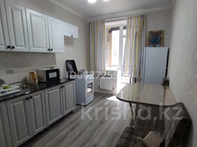 1-комнатная квартира, 40 м², 2/13 этаж посуточно, Таульсыздык 34/9 — Таульсыздык Момышулы за 8 000 〒 в Астане, Алматы р-н