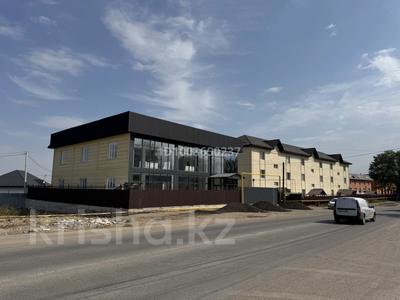 Свободное назначение, офисы, магазины и бутики, общепит, салоны красоты, фитнес и спорт, медцентры и аптеки, кабинеты и рабочие места · 900 м² за 1 млн 〒 в Каскелене