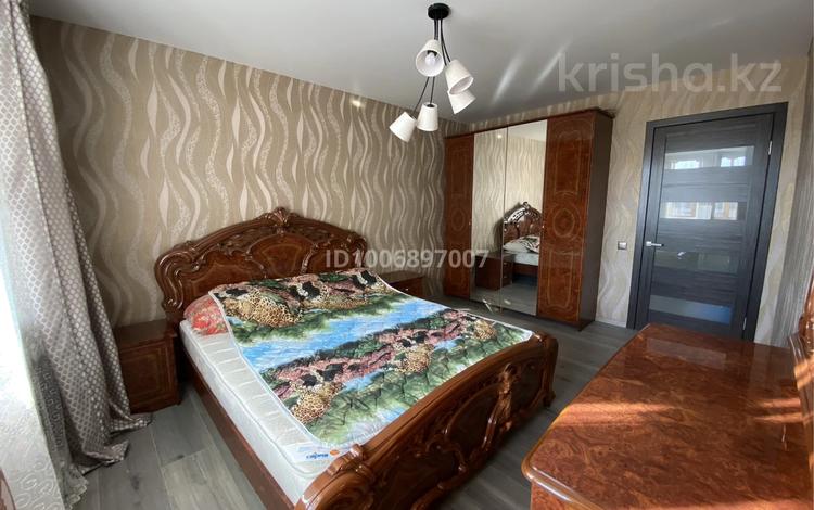 3-комнатная квартира · 59 м² · 2/5 этаж, Ауэзова 4 за 250 000 〒 в Усть-Каменогорске, Ульбинский — фото 2