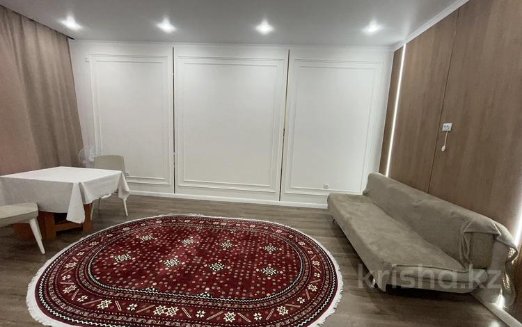 1-бөлмелі пәтер · 50 м² · 4/5 қабат, Алтын орда ш/а. 42/1 — Көктөбе, гипер Анвар, бағасы: 12 000 ₸ в Актобе, мкр. Алтын орда — фото 920