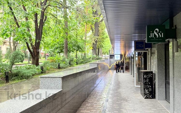 Свободное назначение, офисы, магазины и бутики, салоны красоты, медцентры и аптеки, образование, развлечения, кабинеты и рабочие места, студии · 99.8 м² за ~ 1.5 млн 〒 в Алматы, Медеуский р-н — фото 2