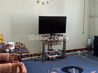 Отдельный дом · 4 комнаты · 160 м² · 4.9 сот., Адамбаева — Сзади торгового центра “Mart” за 20 млн 〒 в Таразе