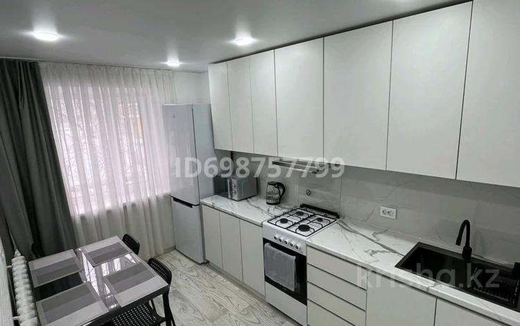 3-комнатная квартира · 64 м² · 1/9 этаж, мкр Новый Город, Нуркена Абдирова — Рядом 1000 мелочей за 25 000 ₸ в Караганде, Казыбек би р-н — фото 14